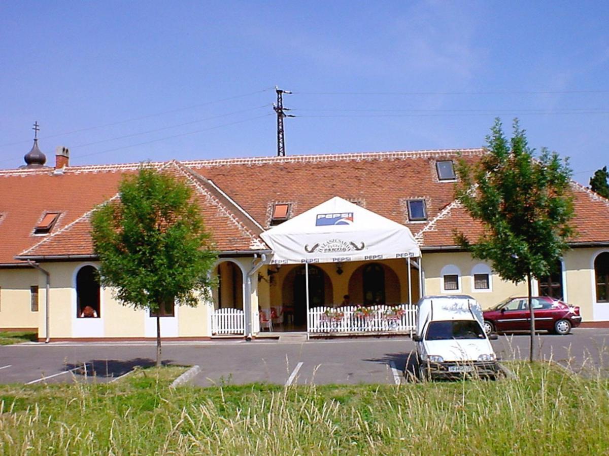 Halaszcsarda-Panzio Hotel Kormend Luaran gambar